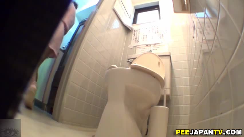Скриншот к Азиатка ссыт в туалете