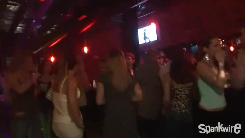 Скриншот к Телки развлекаются в ночном клубе